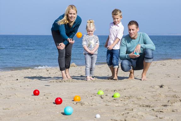 Jeu de boules spelen op het strand | De Soeten Haert